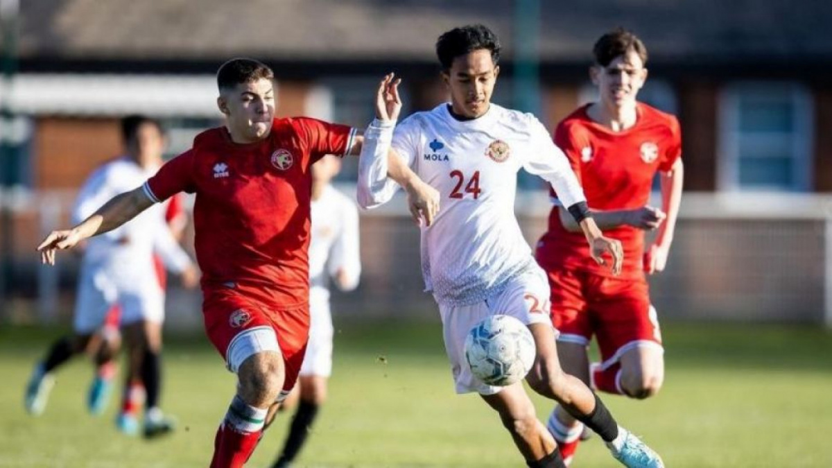 Muhammad Ragil (putih) saat berseragam Garuda Select (pssi)