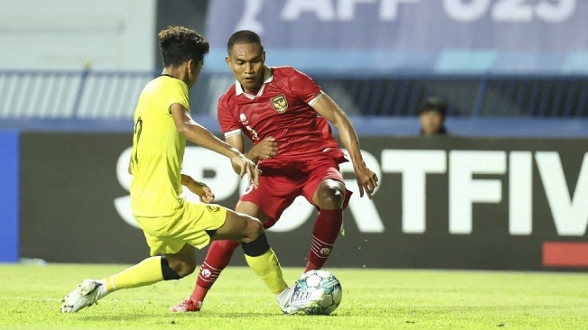 Pemain Timnas Indonesia U-23 Frengky Deaner Missa (kanan) berebut bola dengan pesepak bola Timnas U-23 Malaysia Muhammad Aliif Izwan (kiri) saat pertandingan kualifikasi grup B Piala AFF U-23 2023 [ANTARA FOTO/HO-Humas PSSI/mrh/tom.]