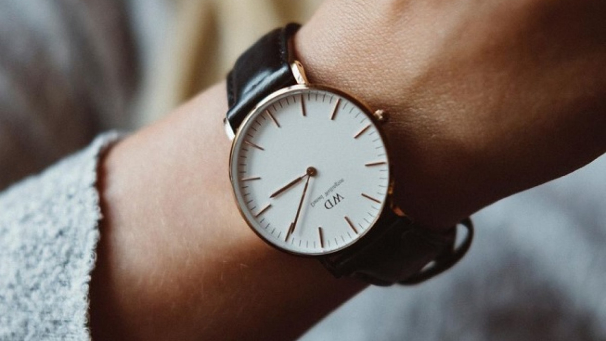 ilustrasi jam tangan yang dipakai sebelah kanan [sevensmart/wd]