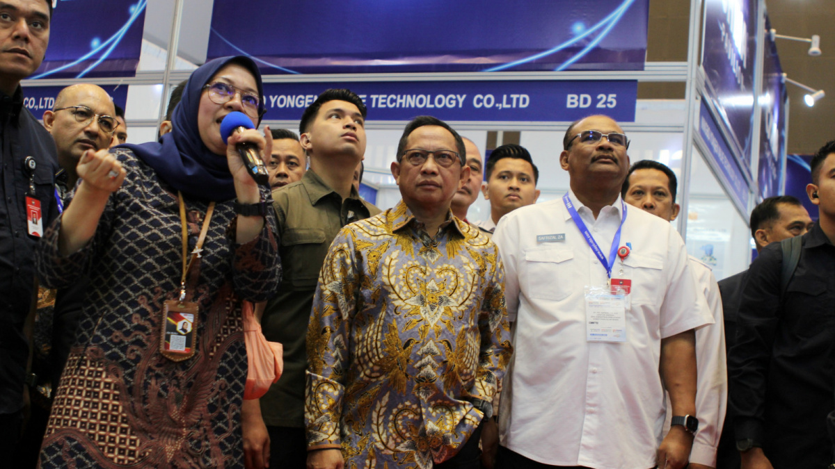 Mendagri Tito Karnavia saat menyambangi salahsatu stand pameran di Integrated Technology Event (ITE) 2023 di JIEXPO, [SuaraSerang/Anhar Rizki Affandi]