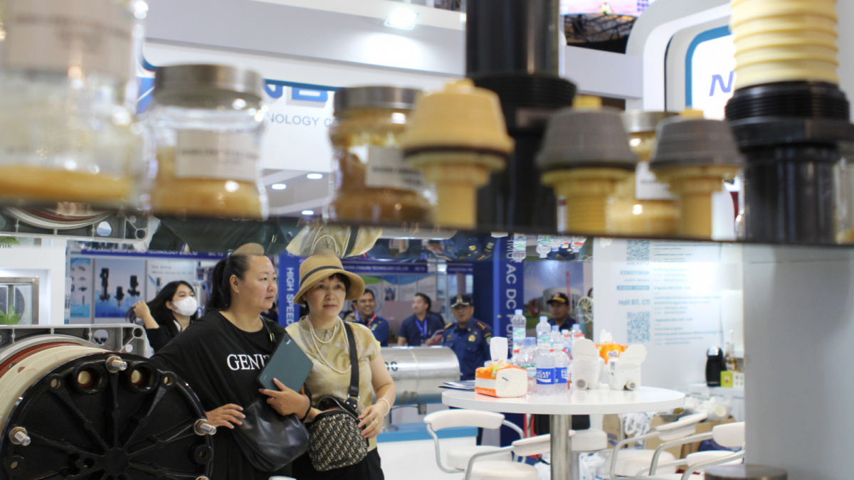 Pengunjungi mendtangi salah satu stand pameran diIntegrated Technology Event (ITE) 2023 di JIEXPO [SuaraSerang/Anhar Rizki Affandi]