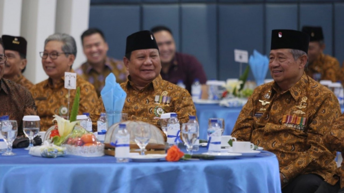 Ketua Umum DPP Partai Gerindra yang juga Menhan Prabowo Subianto duduk bersama satu meja dengan Presiden ke enam RI yang juga Ketua Majelis Tinggi Partai Demokrat Susilo Bambang Yudhoyono (SBY) di acara ulang tahun ke-64 Pepabri di Wisma Elang Laut, Jakarta Pusat, Selasa (12/9/2023). [Demokrat Party]