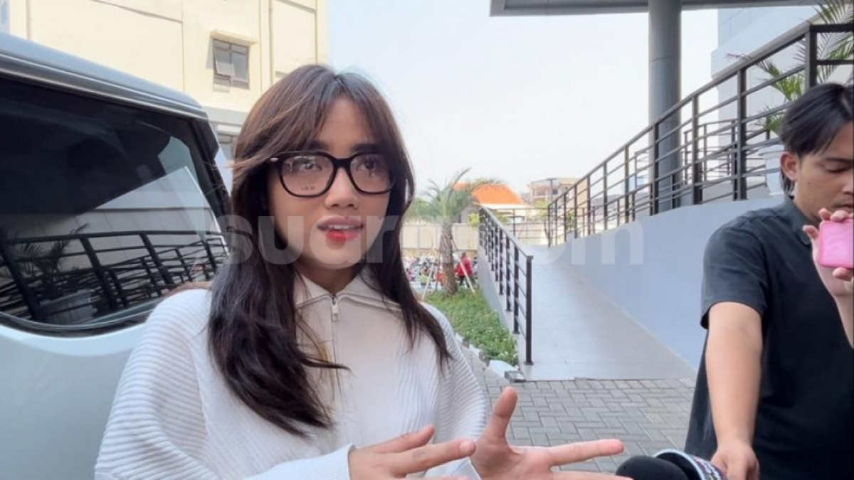 Fuji pakai kaca mata Dior saat di Polda Metro Jaya, Senin (25/9/2023). [Suara.com/ Rena Pangesti] [Suara.com/ Rena Pangesti]