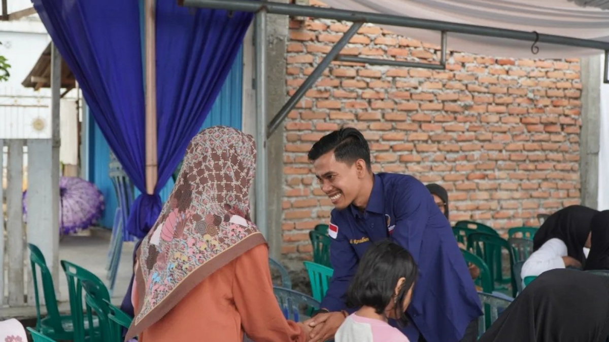 Budi Ramadhon berinteraksi dengan orang tua siswa penerima beasiswa PIP (porgram indonesia pintar) di Kota Pariaman, Sumatera Barat [Suara Serang/Reza]