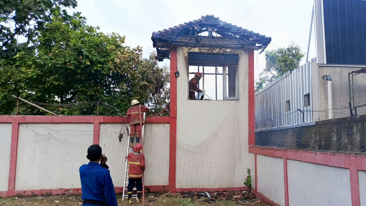 Petugas Damkar berusaha memadamkan api yang membakar bangunan menara pengawas Rupbasan di Tangerang, Senin (9/10/2023). [Suara Serang/Wawan Kurniawan]