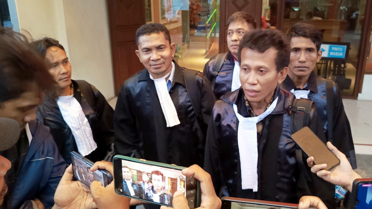 Tim kuasa hukum Lee Soo Hyun usai menjalani sidang eksepsi terkait kasus penggelapan uang perusahaan dengan terdakwa WNA Korea Selatan yang merupakan Komisaris Perusahaan Percetakan di PN Tangerang, Senin (9/10). [Suara Serang/Wawan Kurniawan]
