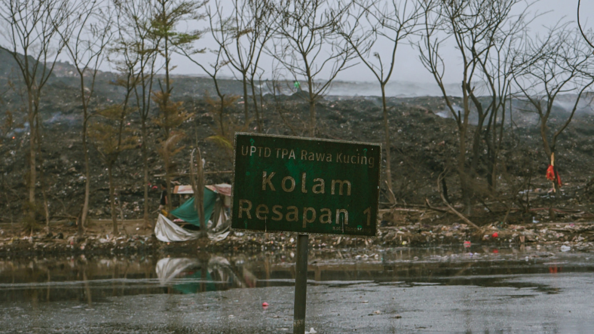 Petugas pemadam kebakaran DKI Jakarta melakukan pendinginan gunungan sampah yang terbakar di tempat pembuangan akhir (TPA) Rawa Kucing, Neglasari, Kota Tangerang, Banten, Minggu (22/10/2023). [Suara Serang/Wawan Kurniawan]