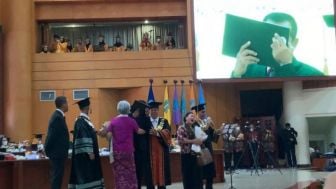 Suasana Haru Menyelimuti Hadirin Dalam Prosesi Wisuda Brigadir Yosua