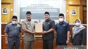 Wabup Serang Sampaikan Peningkatan PAD di Rapat Paripurna