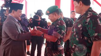 Menhan Prabowo Beri Pistol Produksi Pindad ke Tiga Kepala Staf Angkatan di Acara Penetapan Komcad 2022