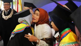 Wisuda Pertama Penerima Beasiswa UI Pemkab Serang mengharukan