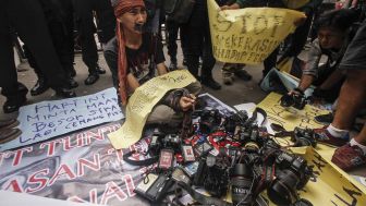 Kronologi Dua Jurnalis Disiksa dan Dicekoki Air Kencing oleh Oknum Pejabat Daerah