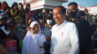 Siswi SMA Menangis Karena Hpnya Rusak Gara-Gara Bulusukan Jokowi