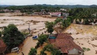 Ridwan Kamil Kunjungi Korban Terdampak Banjir Bayah Banten