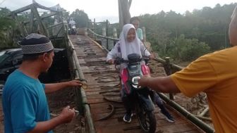 Akibat Longsor dan Banjir Bandang Warga di Kecamatan Bayah Terisolasi