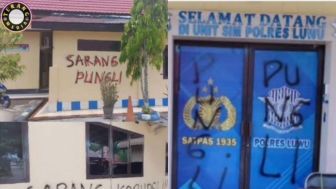 Minta Kapolri Tindak Polres Luwu, Aipda HR Dianggap Gila Mencoret Dinding Mapolres 'Sarang Korupsi'