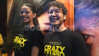 Di film Crazy Stupid Love, Susan Sameh dan Dimas Anggara Ciuman