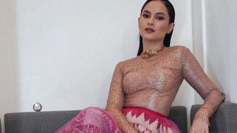 Pose Clara Bernadeth Bak Bidadari Berkedok Manusia