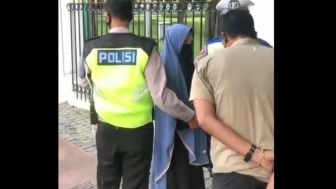 Viral Video Perempuan Gamis Acungkan Pistol ke Paspampres