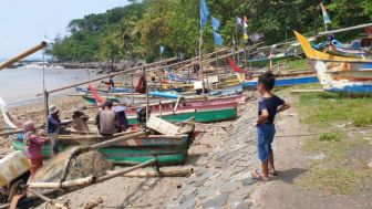 Nelayan Perairan Selat Sunda Dihimbau Waspada Gelombang Tinggi