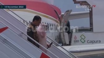 Respon Istana Soal Kondisi Ibu Negara Iriana Jokowi Pasca Insiden Terjatuh di Tangga Pesawat