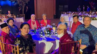 Kompak Berbaju Biru, SBY dan Megawati Satu Meja Makan Malam Bersama di GWK Bali