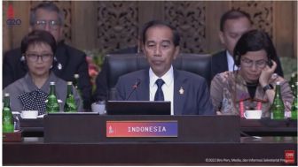 Momen Sri Mulyani Pakai Alat Penerjemah Terbalik saat Pidato Jokowi di G20 Bikin Salfok