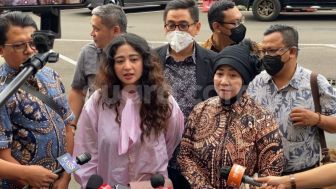 Dewi Perssik bawa Ibunda ke Polres Metro Jaksel untuk Mediasi dengan sang Haters Winarsih