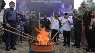 Menyasar Mahasiswa, Delapan Kilogram Ganja Dibakar BNN Kota Tangerang Untuk Dimusnahkan