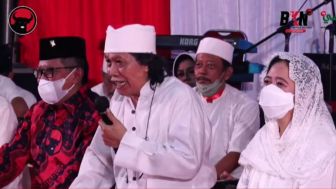 Disidang Keluarga Sendiri, Cak Nun mengaku 'Kesambet' dan Minta Maaf perihal Ucapan Jokowi seperti Fir'aun.