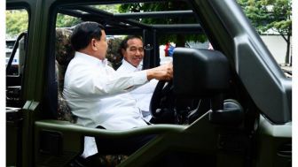 Momen Kebersamaan Prabowo Jadi Sopir Jokowi Naik Rantis "Maung"