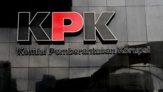 WOW! Bukan Keluarga Doang, Tukang Cukur Eks Gubernur Papua Lukas Kena Periksa KPK