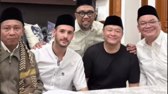 Pacar Bule Nikita Mirzani Masuk Islam, Netizen: 'Mudah2an Gak Konten Doang'