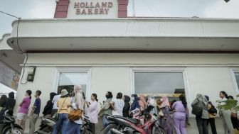 HUT Holland Bakery Diserbu Warga Hingga Antre, Lagi Diskon 45%