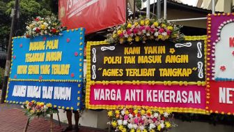 Karangan Bunga Tuntut Agnes Ditangkap Hiasi Halaman Polres Jakarta Selatan