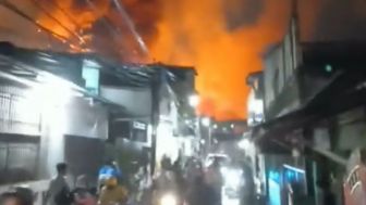 Mencekam!!Detik-detik Depo Pertamina Plumpang Meledak,Warga Berlari Selamatkan Diri