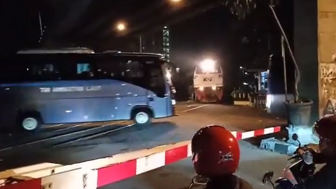 Ulah Bus TNI AL Terobos Pintu Rel Kereta Api Bikin Kadispenal Bersuara