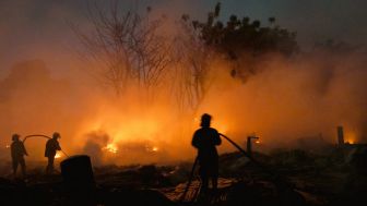 Petugas Kesulitan Padamkan Kebakaran Gudang Oli Bekas dan Rumah Warga di Tangerang