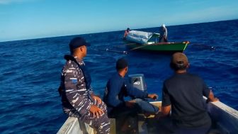 Kapal Mati Mesin, SAR Nias Selamatkan Nelayan Terdampar di Perairan Pulau Lasia-Aceh