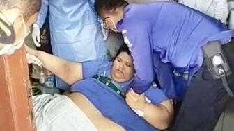 Dramatis! Momen Petugas Damkar dan Warga Bantu Evakuasi Fajri (27) yang Mengalami Obesitas dengan Forklift
