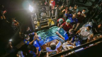 Foto-Foto Dramatis Proses Pemindahan Muhammad Fajri ke RSCM, Pasien Obesitas dengan bobot 300 Kg, Diangkat Forklift dan Dibawa Truk Damkar