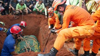 Dramatis! Tim Rescue Bantu Prosesi Pemakaman Muhammad Fajri Pasien Obesitas 300 di TPU Menteng Pulo