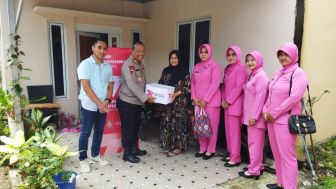 HUT Bhayangkara ke-77, Polsek Legok Bagikan Bansos di Kampung Manungtung