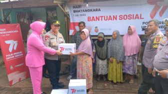 HUT Bhayangkara ke-77, Polsek Legok Bagikan Ratusan Sembako ke Warakawuri