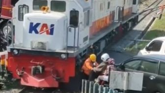 Viral! Aksi Pengendara Motor Halangi Laju Lokomotif Buat Kereta Terhenti Di tengah-Tengah Perlintasan