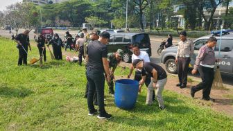 Bangun Sinegeritas, Polisi Gelar Pembersihan Lingkungan dengan Masyarakat di Kelapa Dua Tangerang