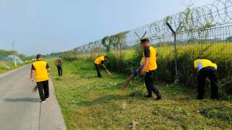 Bangun Kedekatan, Polsek Legok Giat Bersih-bersih Bersama Warga Setempat