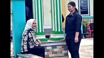 Momen Ibu Negara Duduk di Pinggir Jalan, Nunggu Jokowi Shalat Jum'at