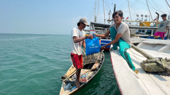 Bank bjb Berbagi 100 Paket Sembako kepada Nelayan Warga Pulau Panjang, Serang, Banten