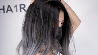 10 Ide Warna Rambut Ash Grey yang Tren untuk Cewek